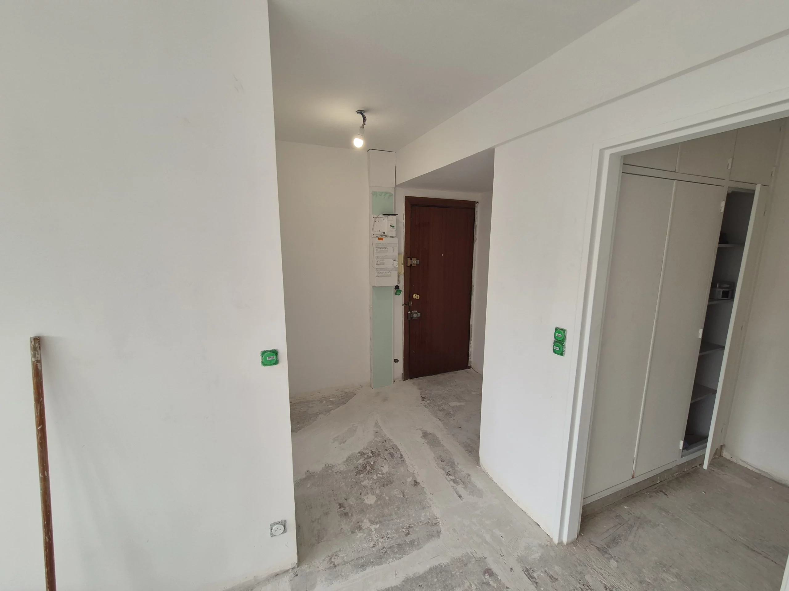 Agence renovation interieur_pendant travaux_entree